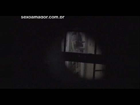 ❤️ Blondie, içi boş kərpiclərin arxasında gizlənmiş bir məhəllə voyeur tərəfindən gizli şəkildə videoya çəkilir Porn video az.tukifporno.ru ❌